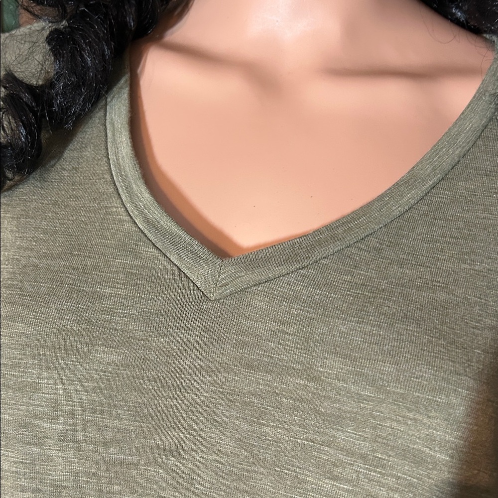 JESSICA SIMPSON OLIVE GREEN TSHIRT M - Picture 3 of 9
